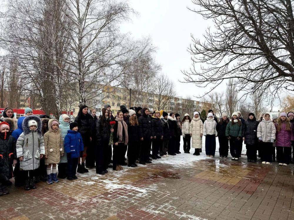 16 декабря состоялось торжественное мероприятие на базе средней образовательной школы № 1 города Строителя - открытие мемориальной доски в память о погибшем при исполнении воинского долга в ходе специальной военной операции...