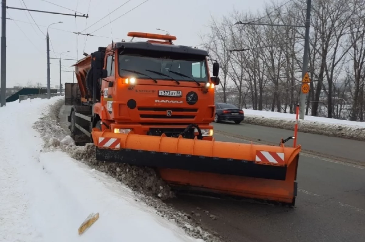 В Белгороде на улицы города вышло 44 единицы техники для уборки снега0