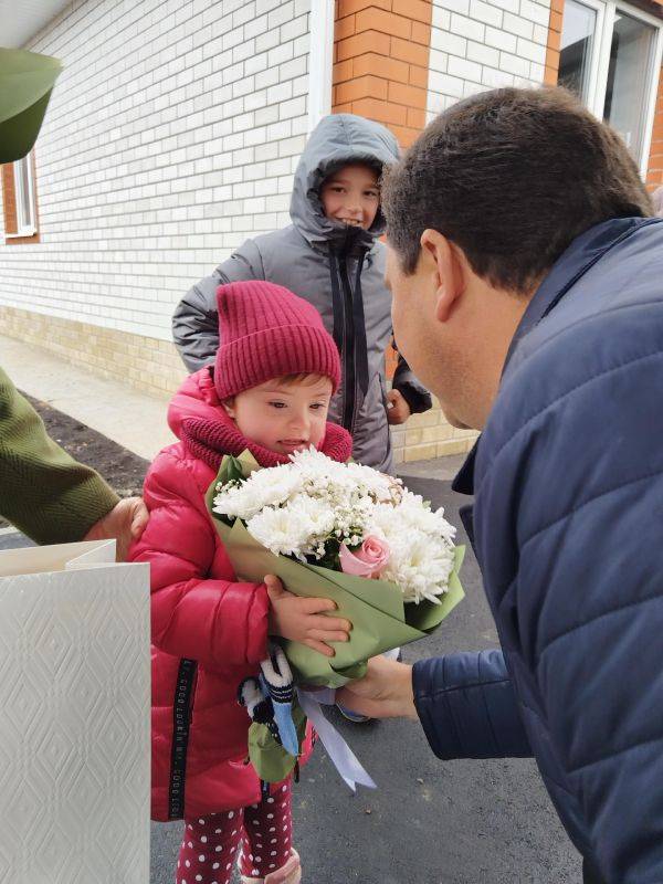 Четырем корочанским семьям, которые воспитывают детей-инвалидов, вручили ключи от новых домов