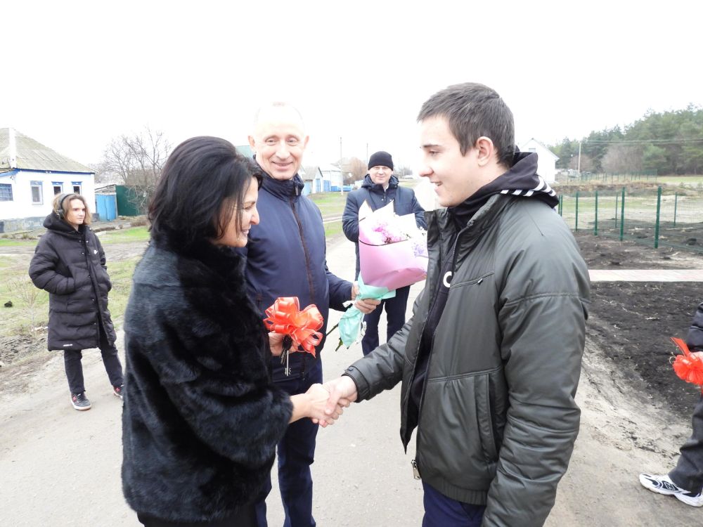 Накануне Нового года прошла торжественная церемония вручения ключей от дома детям, оставшимся без попечения родителей