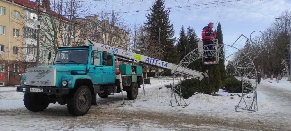 Бригада наружного освещения Борисовского РЭС, под руководством Павла Зашейко выполнила подготовку центральной части районного центра к новогоднему режиму освещения