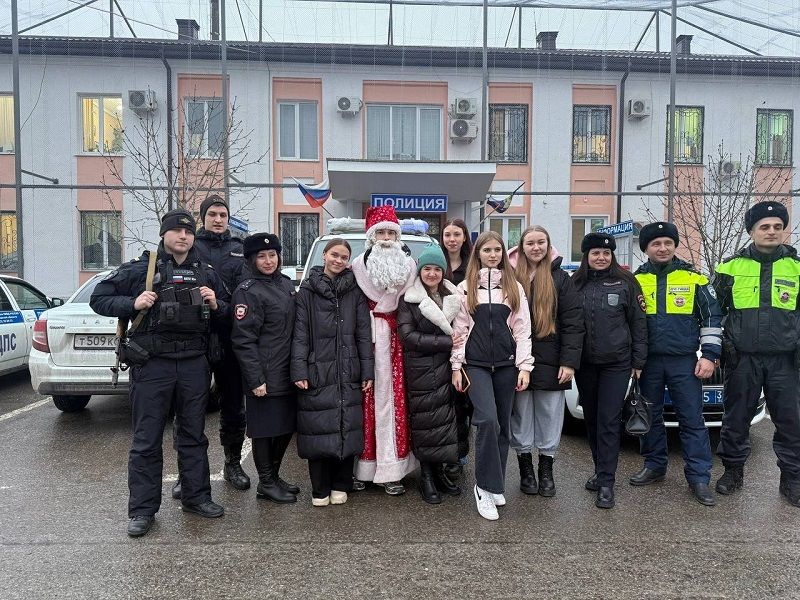 В Белгородской области дорожных полицейских с наступающими праздниками поздравили призеры конкурса «Первые в праве»