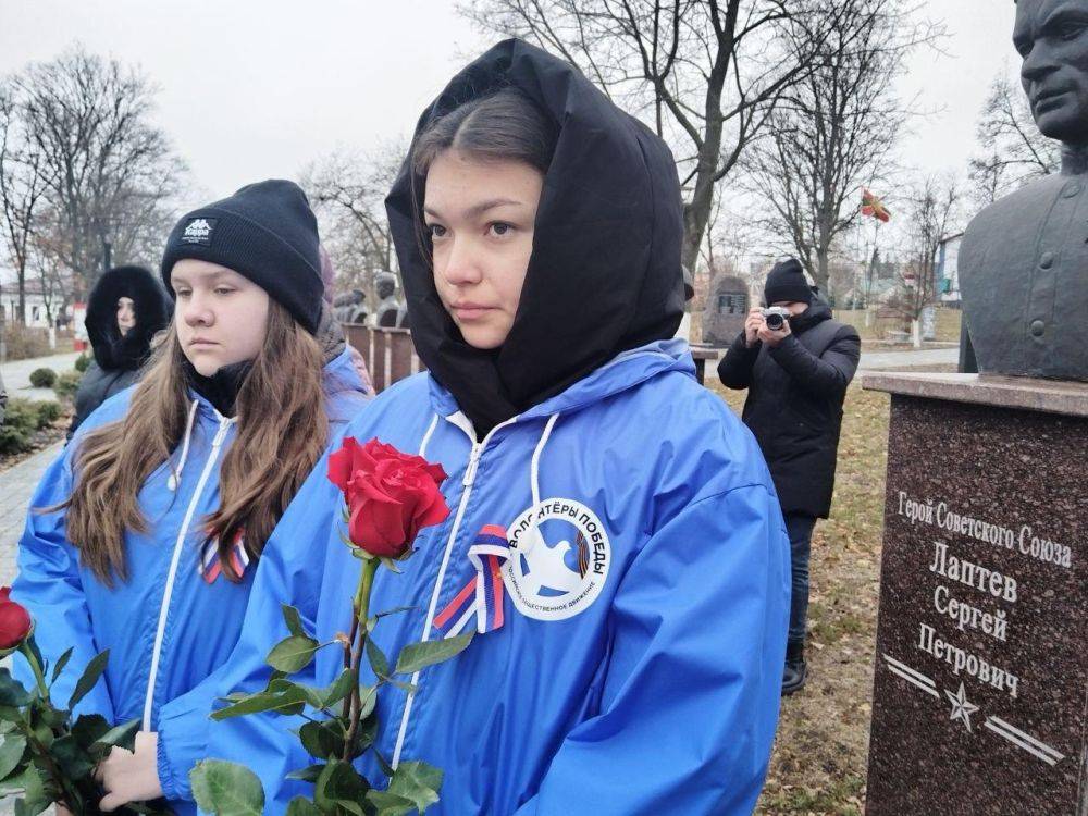 Сегодня, в День неизвестного солдата у мемориалов возлагают цветы к Вечному огню, отдавая дань памяти всем павшим за мир и свободу нашей Родины