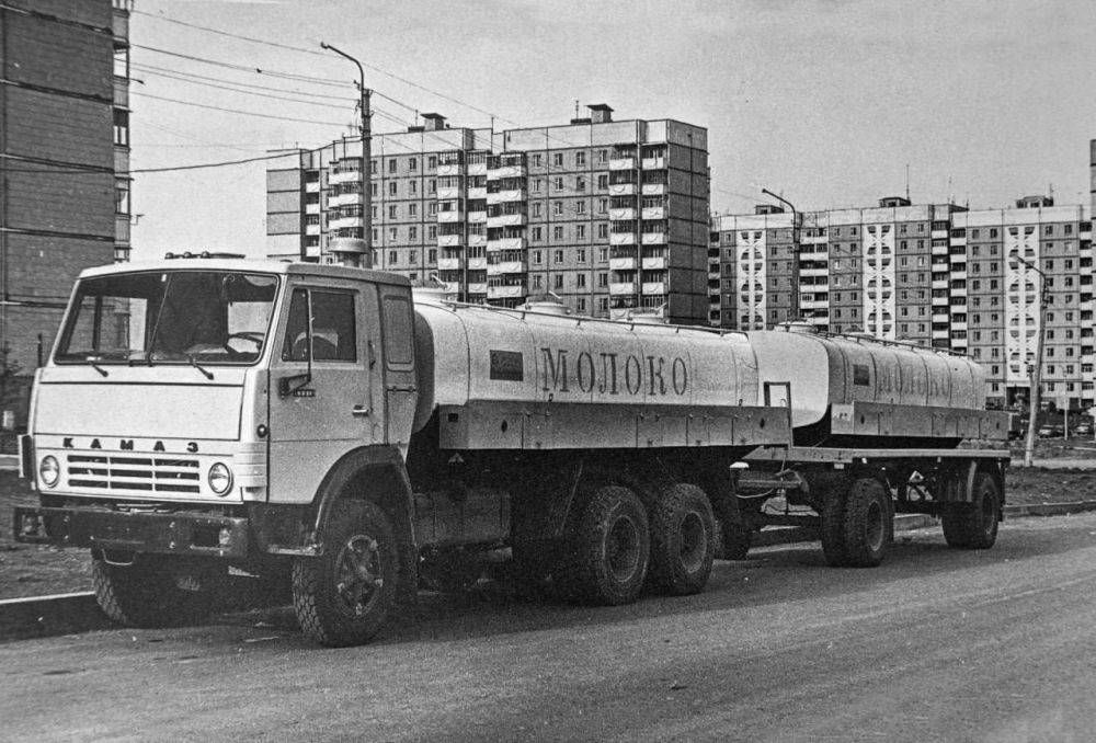 Молоковоз на Бульваре Юности в середине 90-х