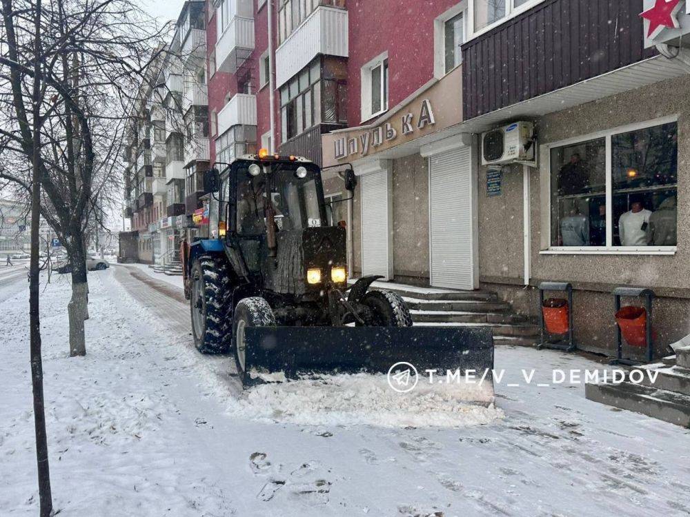 Снег в Белгороде убирают 267 рабочих и 61 единица спецтехники