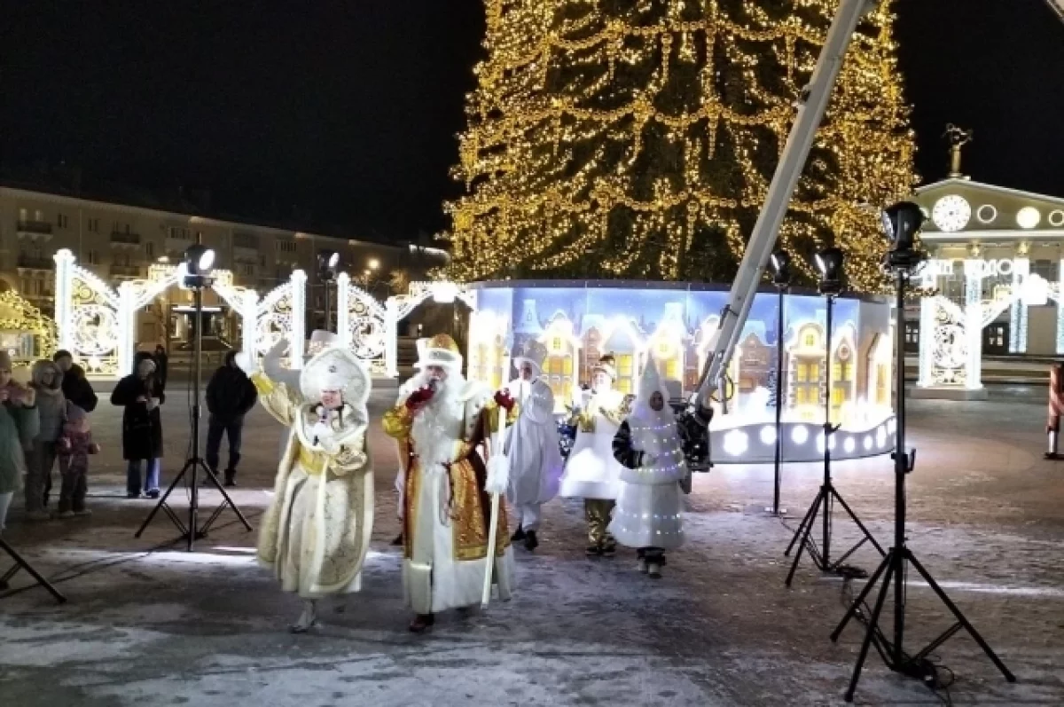 В Белгороде Дед Мороз зажёг огни на праздничных ёлках0