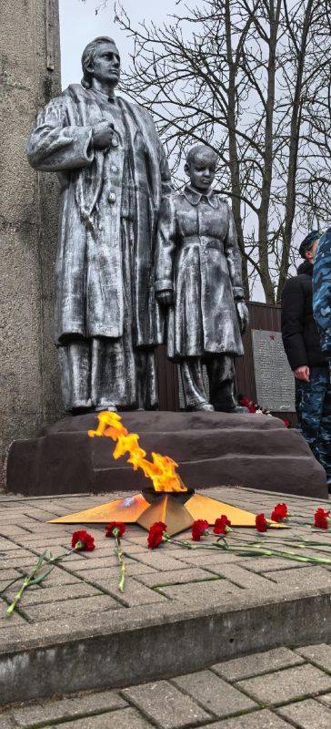 Сегодня, в День неизвестного солдата у мемориалов возлагают цветы к Вечному огню, отдавая дань памяти всем павшим за мир и свободу нашей Родины