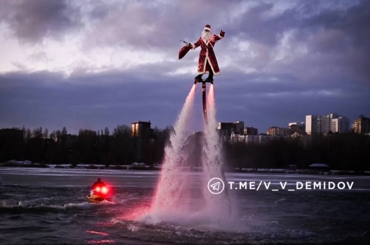 В Белгороде Дед Мороз устроил водно-экстремальное шоу на пляже «Берега»0