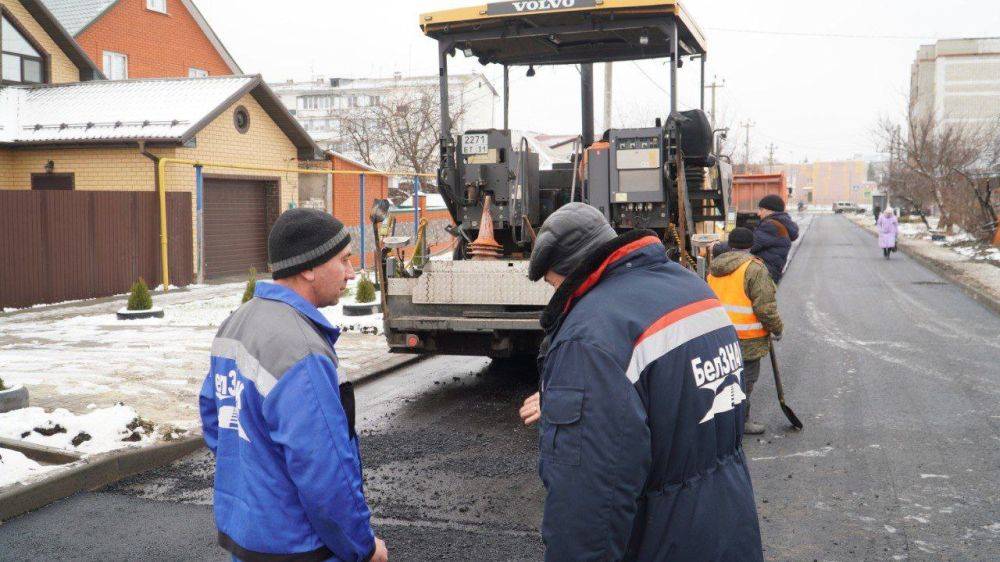 На улице Ленина поселка Борисовка проводят заключительные работы в рамках капитального ремонта дороги