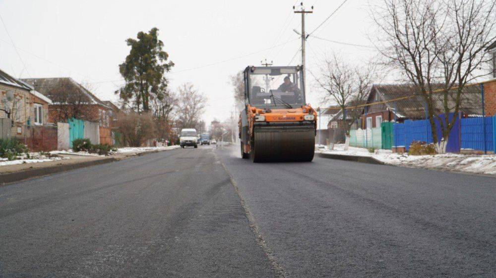 На улице Ленина поселка Борисовка проводят заключительные работы в рамках капитального ремонта дороги