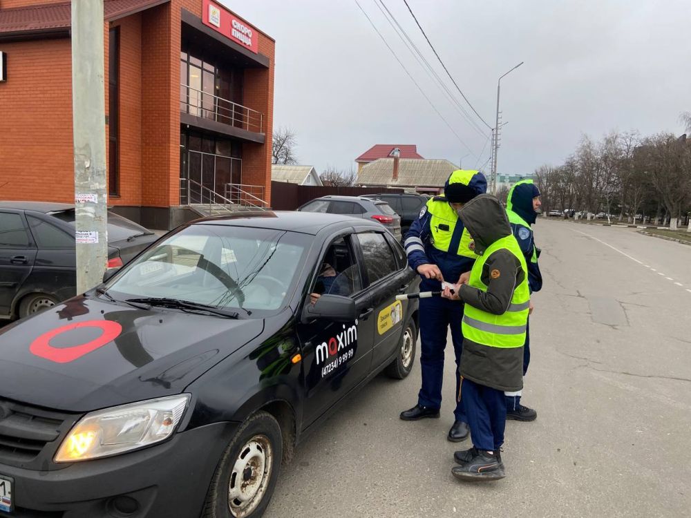 Белгородские автоинспекторы исполнили мечту 12-летнего Саши из Алексеевки «побывать в роли сотрудника ГАИ»