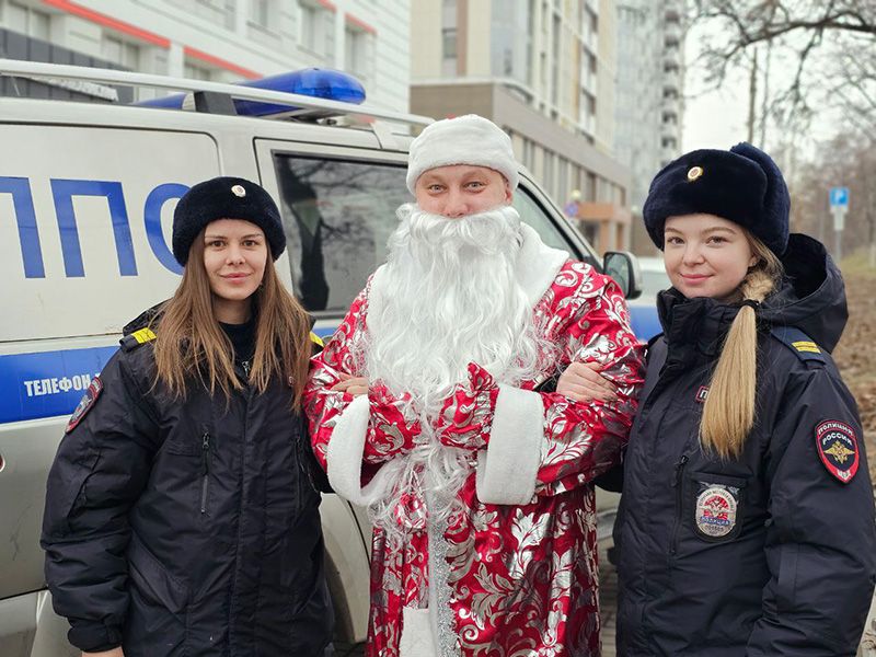 В Белгороде Полицейский Дед Мороз поздравил детей принявших участие в конкурсе новогодних поделок