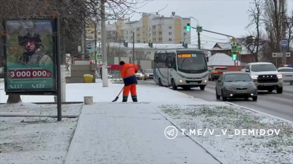 В Белгороде убирают выпавший снег с тротуаров и дорог