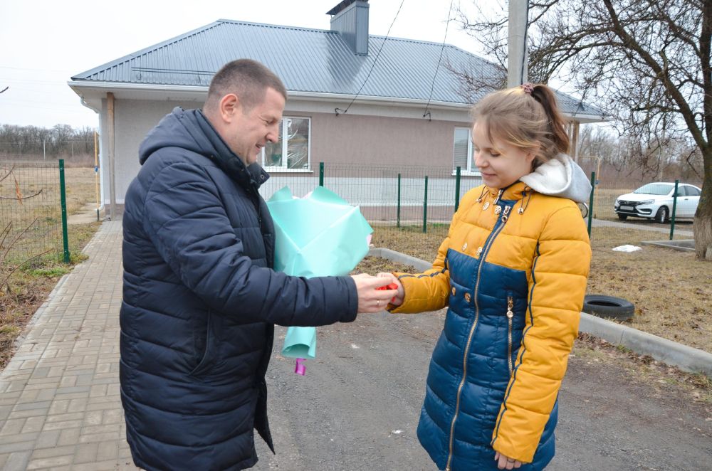 Жительница Краснояружского района, оставшаяся без попечения родителей, стала счастливым новоселом