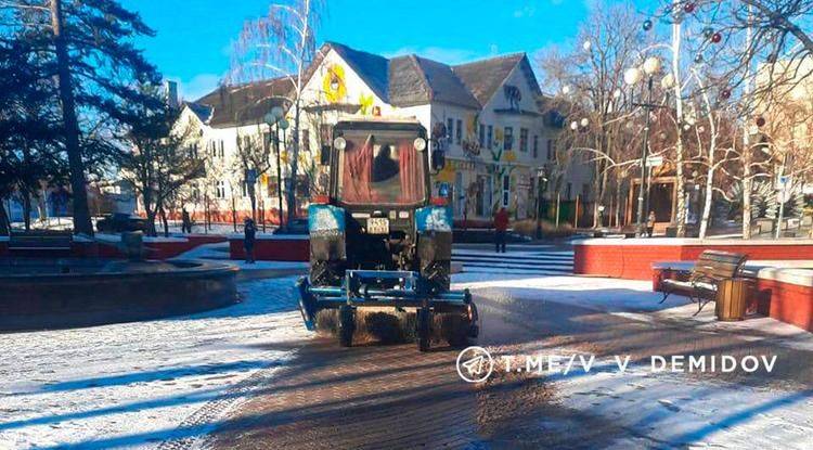 В Белгороде за день израсходовали более 365 тонн песко-соляной смеси и 30 тонн соли