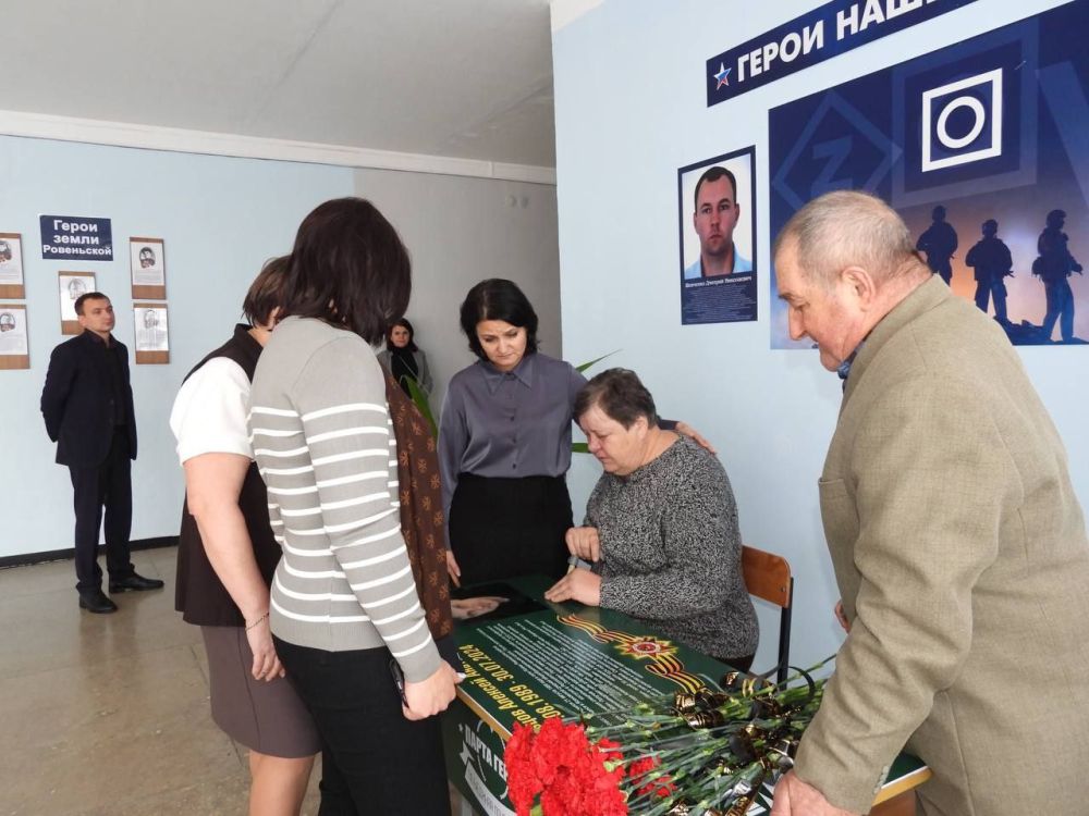 В Ясеновской школе торжественно открыли Парту Героя в честь выпускника Алексея Анатольевича Стрельцова, участника специальной военной операции, который погиб при исполнении своего воинского долга