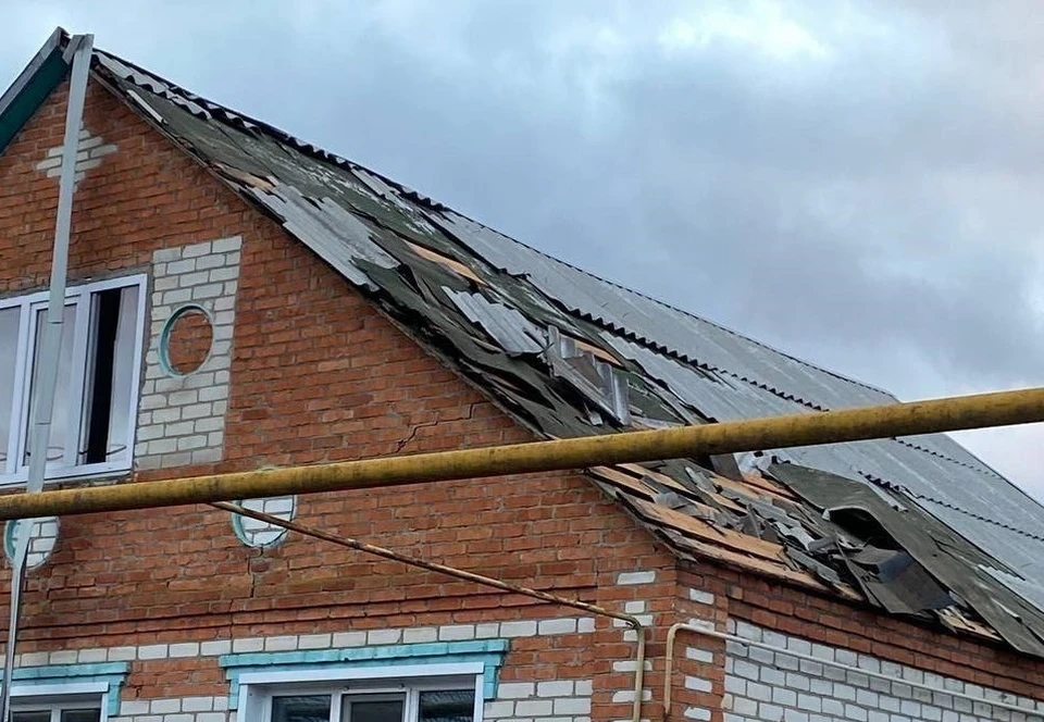 Частный дом поврежден при атаке ВСУ на белгородское село Новую Таволжанку0