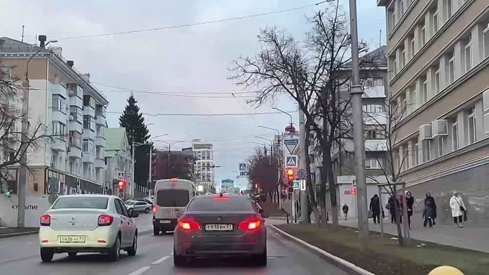 Доброе утро, друзья. Главный совет автомобилистам на сегодня — снизьте в два-три раза интенсивность ваших разгонов и исключите резкие маневры Тормозите аккуратно и прерывисто-часто в случае, если почувствовали гололед...