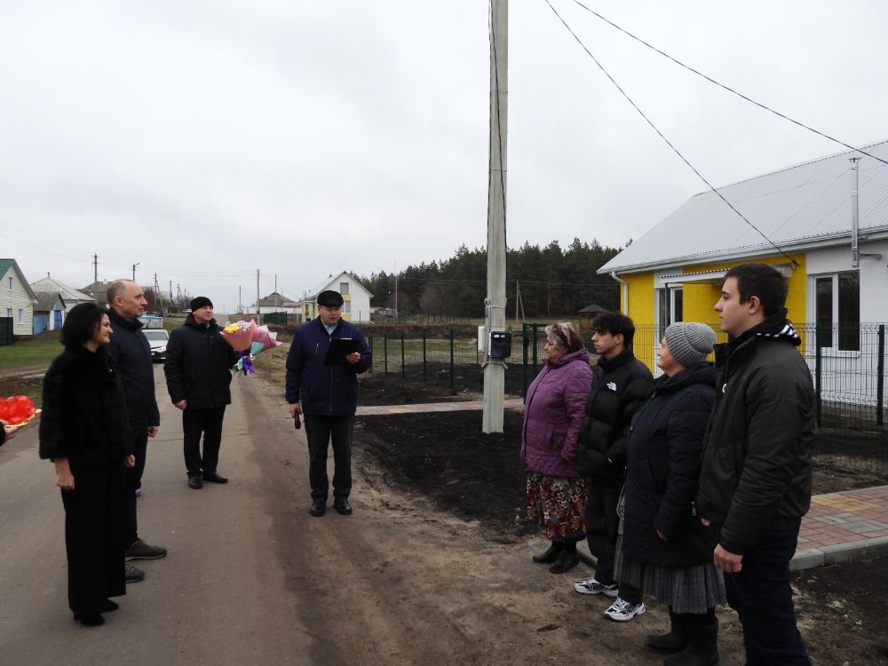 Накануне Нового года прошла торжественная церемония вручения ключей от дома детям, оставшимся без попечения родителей