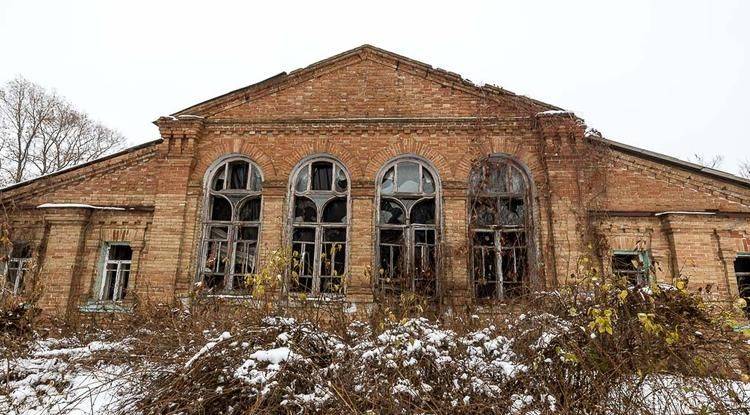 «Мы старались своими силами сберечь здание. Латали крышу, чтобы она не протекала, чинили окна, косили бурьян, вырубали молодую поросль»