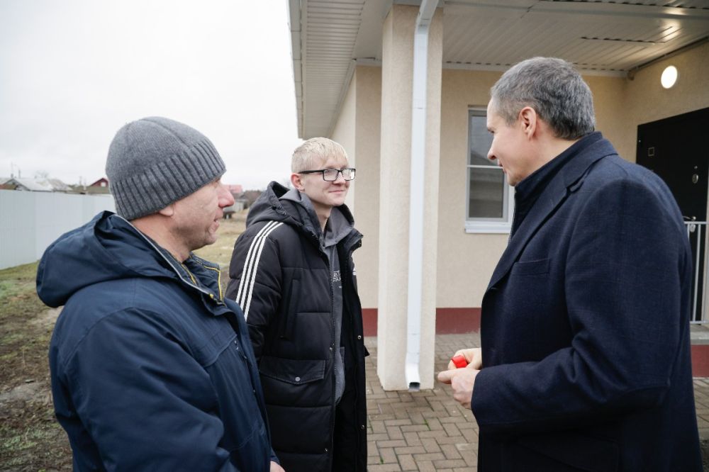 Вячеслав Гладков вручил ключи от нового жилья четырём детям-сиротам из Чернянского района