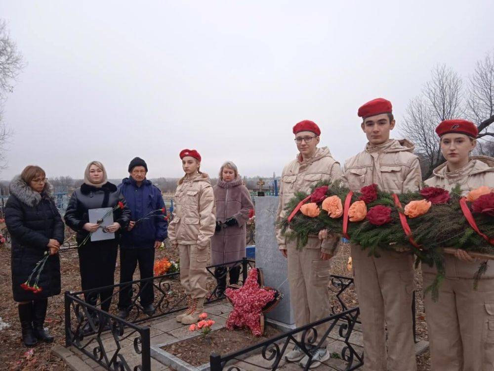 Сегодня, в День неизвестного солдата у мемориалов возлагают цветы к Вечному огню, отдавая дань памяти всем павшим за мир и свободу нашей Родины