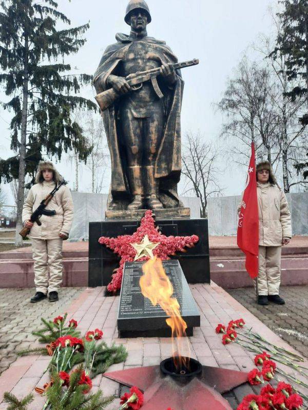 Сегодня, в День неизвестного солдата у мемориалов возлагают цветы к Вечному огню, отдавая дань памяти всем павшим за мир и свободу нашей Родины