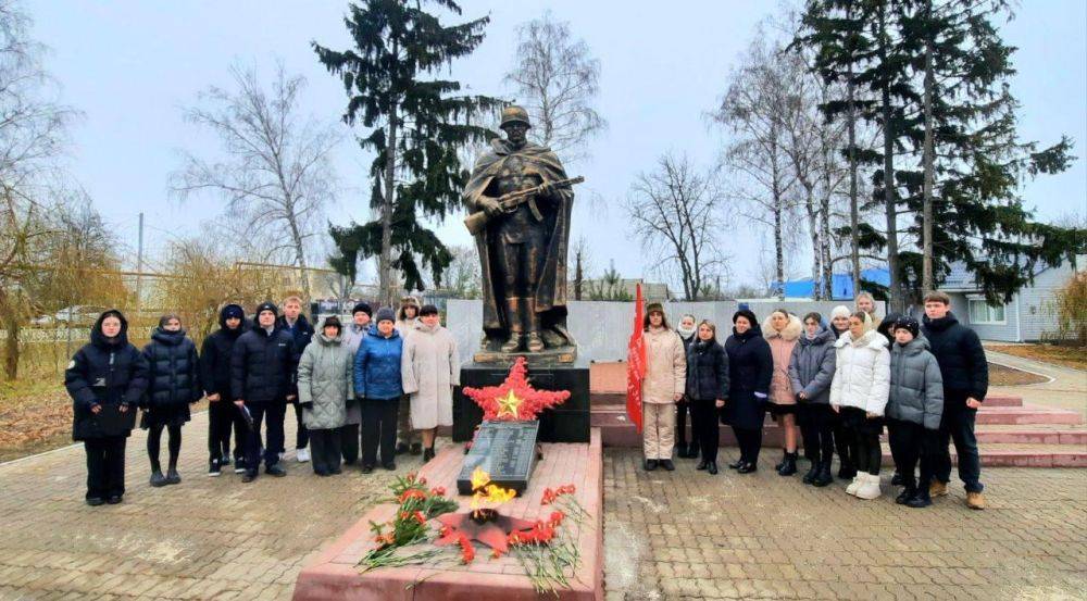 Сегодня, в День неизвестного солдата у мемориалов возлагают цветы к Вечному огню, отдавая дань памяти всем павшим за мир и свободу нашей Родины