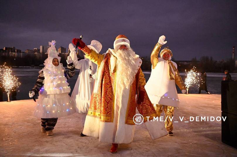 Дед Мороз зажег огни на елках Белгорода7