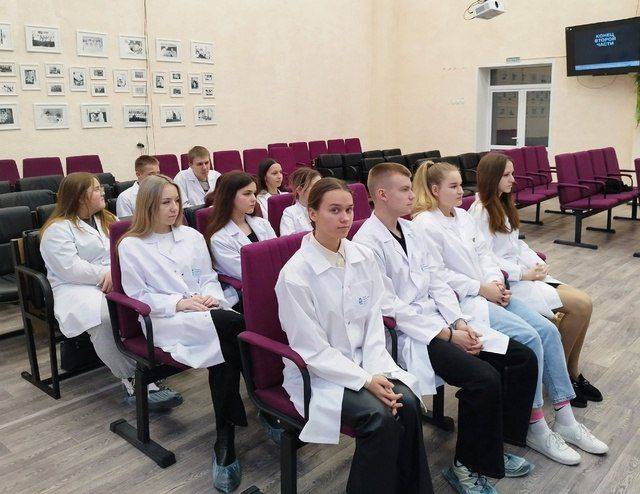 В рамках программы элективного курса «Шаг в медицину» раздела «Репродуктивное здоровье человека и основы ухода за здоровым новорождённым» обучающиеся 10 - 11 медицинских классов Борисовской СОШ №2 посетили Борисовскую ЦРБ