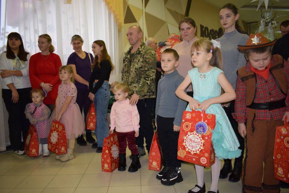 Новогодний утренник для девчонок и мальчишек из семей погибших, без вести пропавших и демобилизованных по ранению участников СВО прошёл сегодня в Центре культурного развития п. Волоконовка