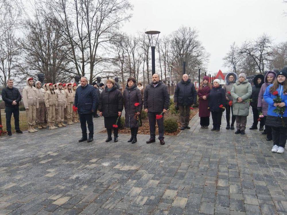 Сегодня, в День неизвестного солдата у мемориалов возлагают цветы к Вечному огню, отдавая дань памяти всем павшим за мир и свободу нашей Родины