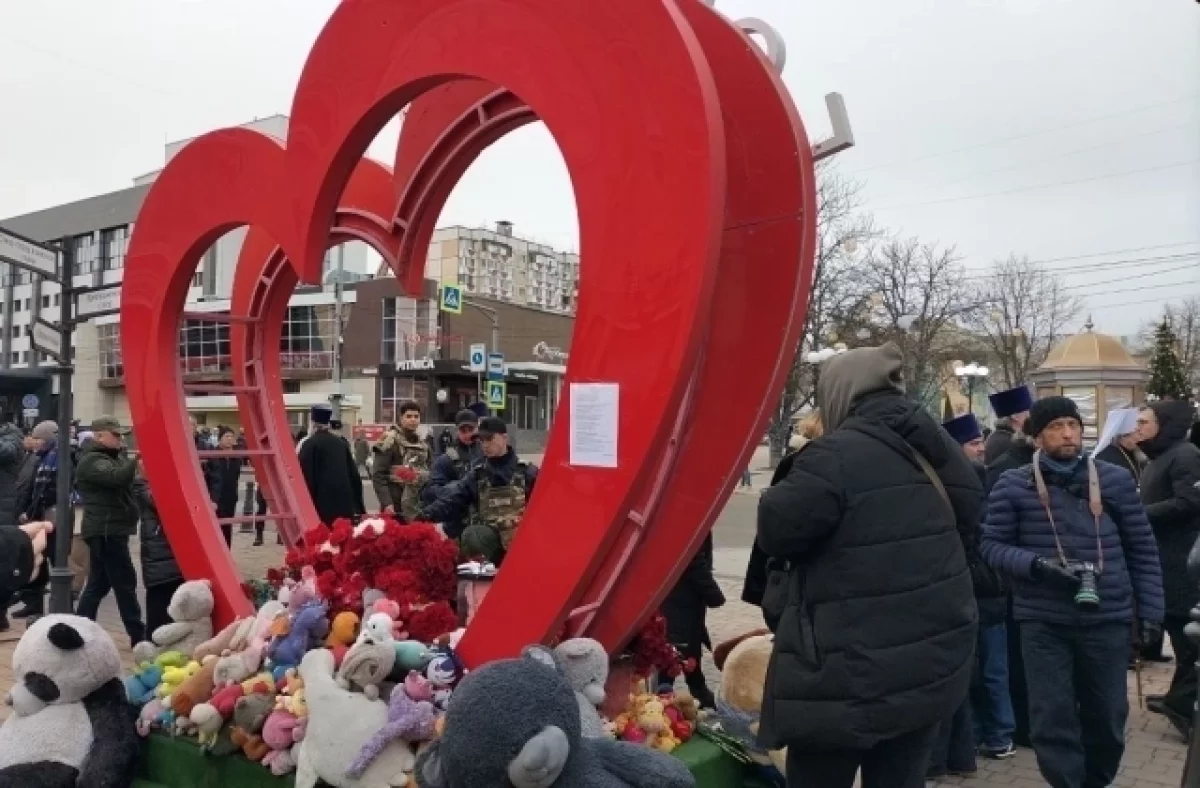 Белгородцы возложили цветы к «Сердцу Белгорода» в память о погибших в 20230