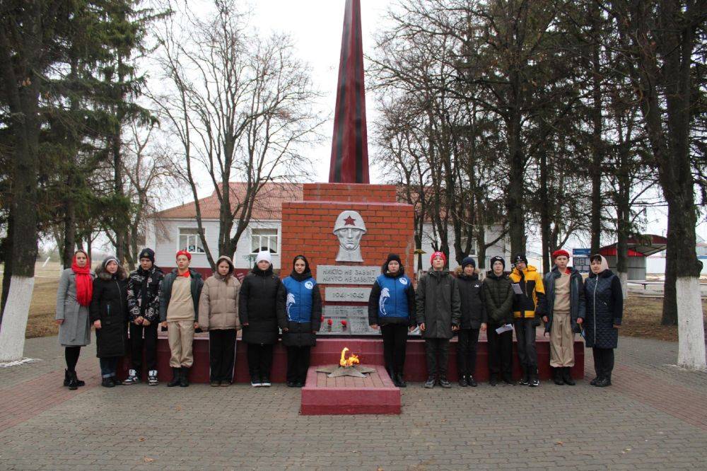 Сегодня, в День неизвестного солдата у мемориалов возлагают цветы к Вечному огню, отдавая дань памяти всем павшим за мир и свободу нашей Родины