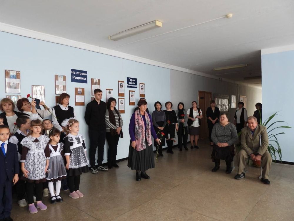 В Ясеновской школе торжественно открыли Парту Героя в честь выпускника Алексея Анатольевича Стрельцова, участника специальной военной операции, который погиб при исполнении своего воинского долга