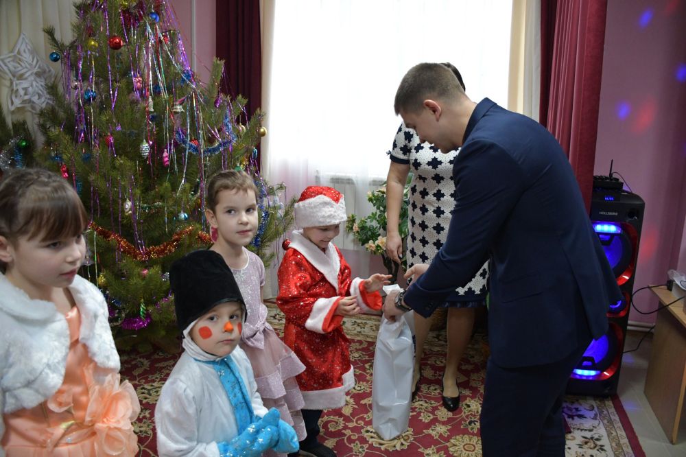 Александр Полторабатько: Время чудес продолжается! Сегодня вместе с депутатом Белгородской областной Думы Виталием Владимировичем Дунайцевым навестили детей, проживающих в центре «Семья»