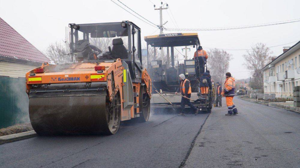 На улице Ленина поселка Борисовка проводят заключительные работы в рамках капитального ремонта дороги