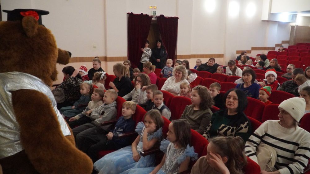 А в Центре культурного развития «Борисовский» борисовские мальчишки и девчонки продолжают заряжаться позитивом от новогоднего спектакля «Волшебная сила»!