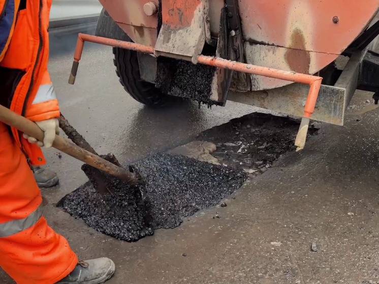 На улице Красносельской в Белгороде устраняют дорожные ямы