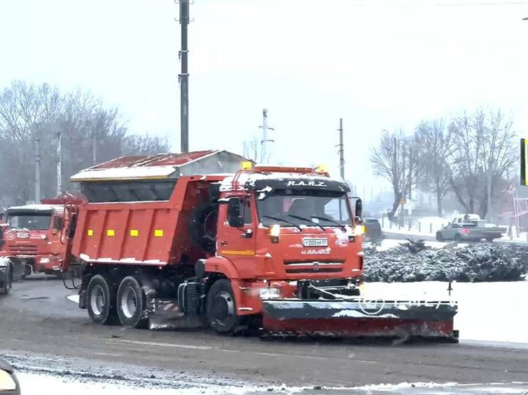 В Белгороде 593 специалиста убирают снег с улиц города