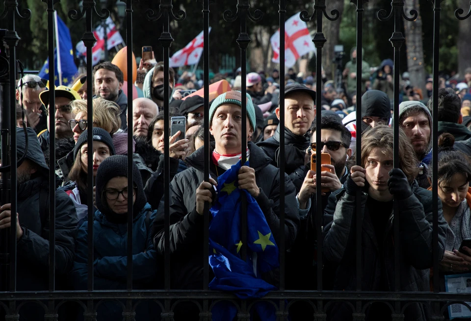 В Тбилиси протестующие накрыли новогодний стол на проспекте Руставели0