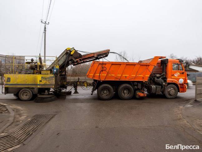 80 коммунальщиков и 9 единиц техники вышли на уборку дорог в Белгороде