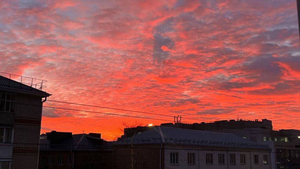 Фотографиями чудесного заката делятся наши подписчики