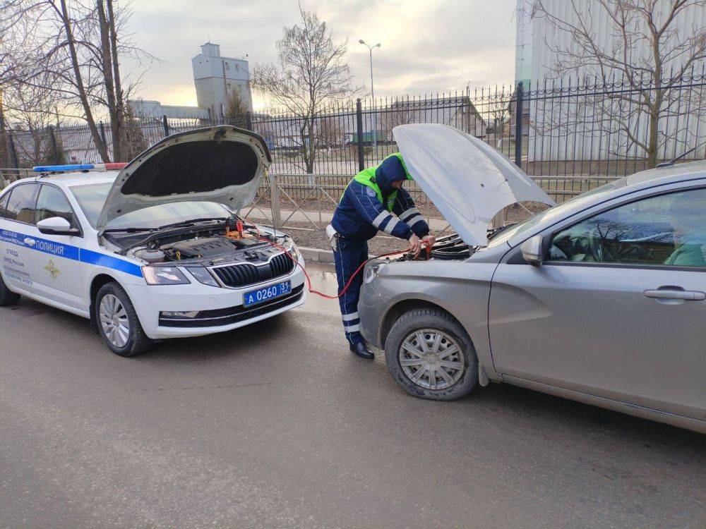 Автоинспекторы помогли женщине за рулём не опоздать на работу