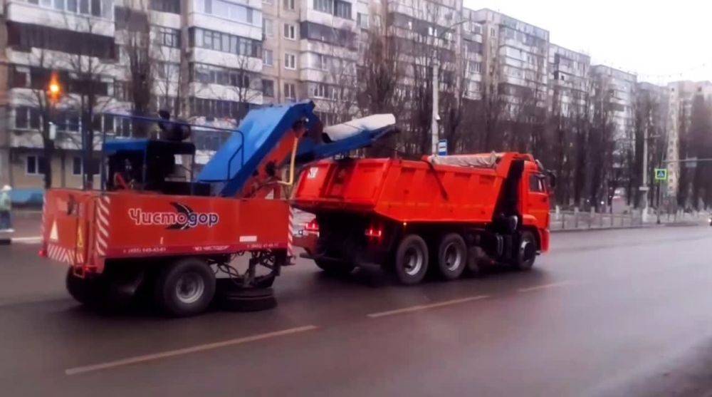 Улично-дорожную сеть в Белгороде очищают от песко-соляной смеси