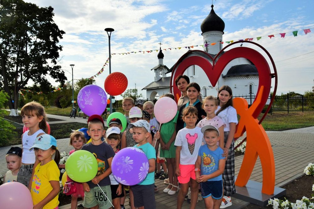 В рамках исполнения федерального проекта «Формирование комфортной городской среды&quot; в 2024 году на территории Вейделевского района реализовано 2 проекта на сумму 27,2 млн.руб: благоустройство центрального парка п. Вейделевка...