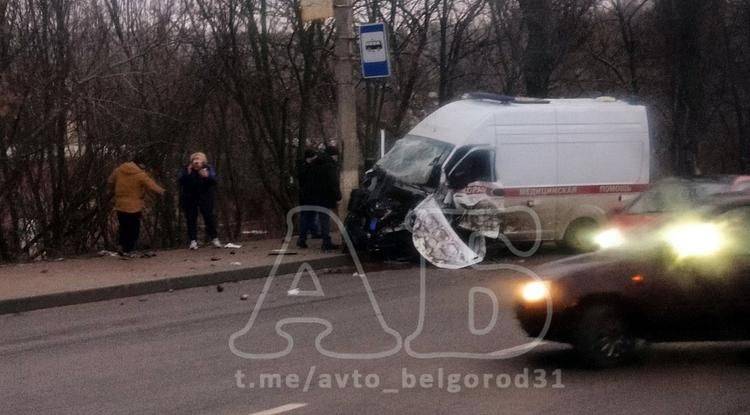 В Белгороде 4 человека пострадали при столкновении иномарки с машиной скорой помощи