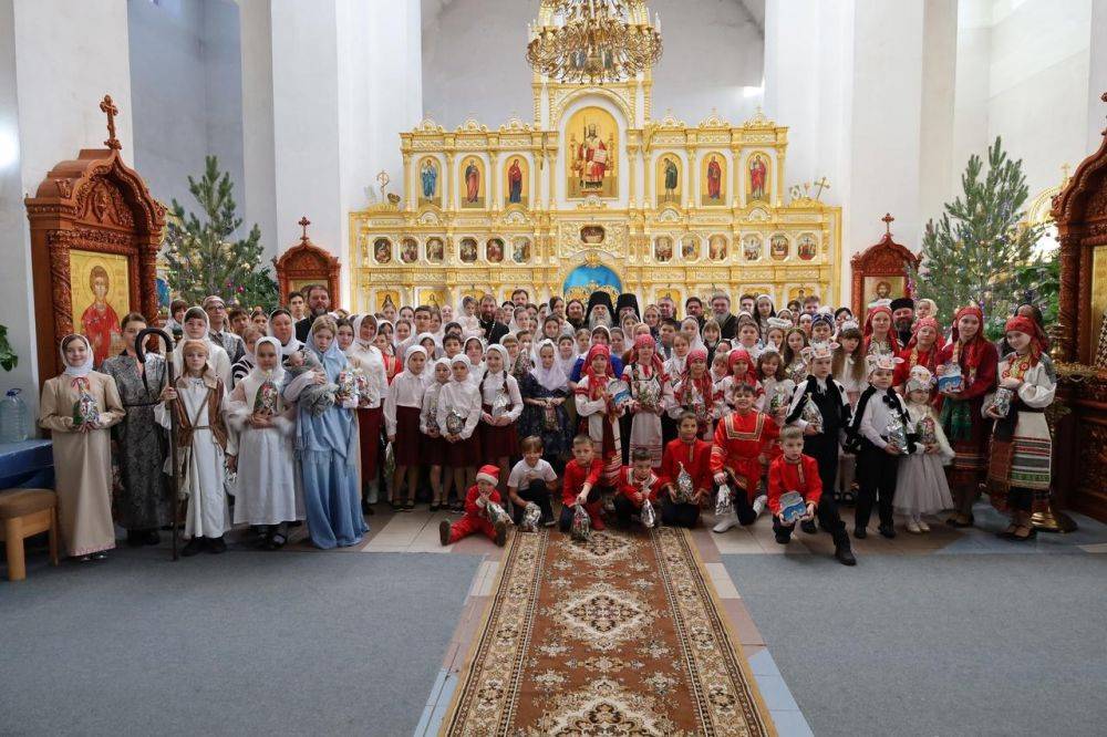 В Покровском соборе города Бирюч, по доброй традиции, прошёл III Епархиальный конкурс рождественских песен и колядок «Славим Христа»