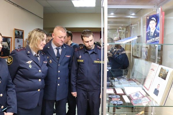 Сотрудники УФСИН России по Белгородской области посетили выставку «Алексей Бессарабенко. Жизнь и подвиг»