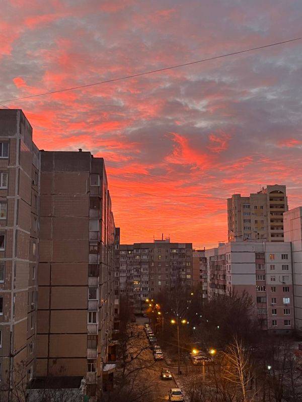 Фотографиями чудесного заката делятся наши подписчики